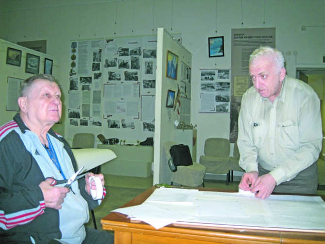 1943 г. ЗАПИСКА С ВЕРШИНЫ ЭЛЬБРУСА, ВОЕННОЕ СНАРЯЖЕНИЕ, ДОКУМЕНТЫ (Альпинизм, война на кавказе, флаги на эльбрусе, н. гусак, а. гусев)