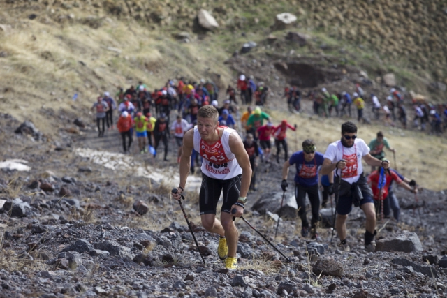 Стремительный поток скайраннеров ринулся вверх по склонам Эльбруса (Альпинизм, red fox elbrus race)