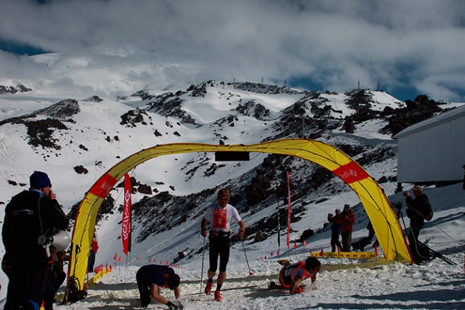 Стремительный поток скайраннеров ринулся вверх по склонам Эльбруса (Альпинизм, red fox elbrus race)