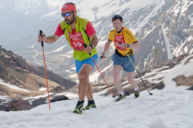 Стремительный поток скайраннеров ринулся вверх по склонам Эльбруса (Альпинизм, red fox elbrus race)