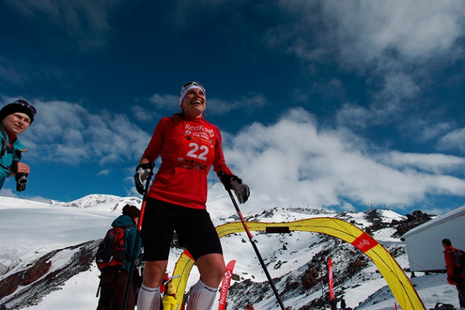 Стремительный поток скайраннеров ринулся вверх по склонам Эльбруса (Альпинизм, red fox elbrus race)