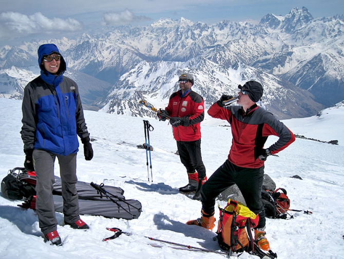 О молодых судьях, настоящих мужчинах, чайной церемонии на седле и интервью с Антоном Кашевником. (Снегоступинг, red fox elbrus race 2013, эльбрус, антон кашевник)