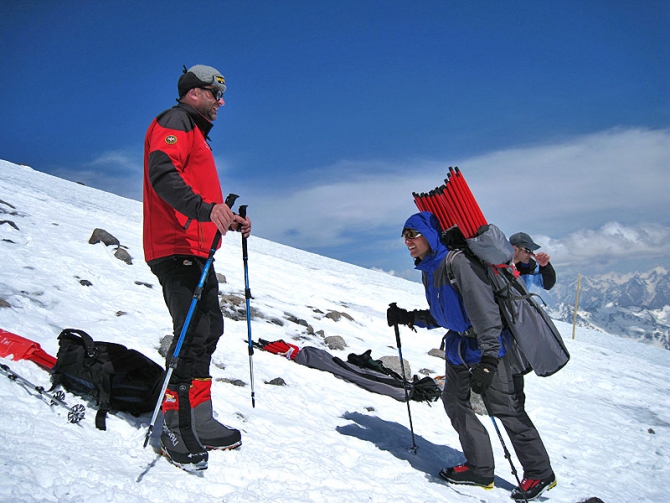 О молодых судьях, настоящих мужчинах, чайной церемонии на седле и интервью с Антоном Кашевником. (Снегоступинг, red fox elbrus race 2013, эльбрус, антон кашевник)