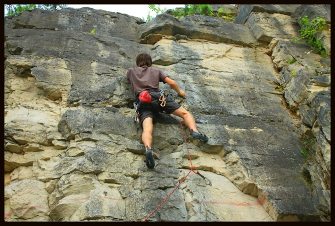 Ещё одни близкие к Москве скалы-Дюкинские карьеры! Хорошо учиться лазить с нижней и дюльферять! Только каски must have! (Скалолазание, королёв, владимир, скалолазание)
