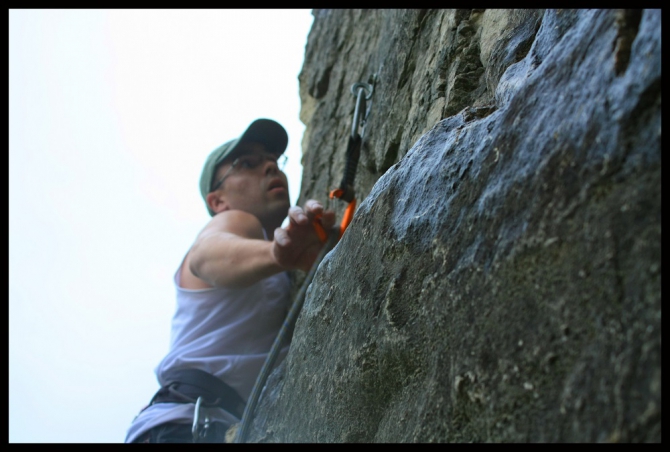 Ещё одни близкие к Москве скалы-Дюкинские карьеры! Хорошо учиться лазить с нижней и дюльферять! Только каски must have! (Скалолазание, королёв, владимир, скалолазание)
