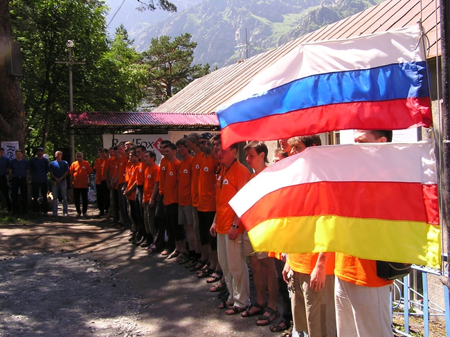 Чемпионат России по альпинизму в Цее. Оранжевая революция от Red Fox. Доска почета Школы. Первые дни в базлаге. Фото. (фар, цей, школа)