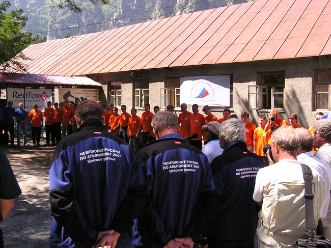 Чемпионат России по альпинизму в Цее. Оранжевая революция от Red Fox. Доска почета Школы. Первые дни в базлаге. Фото. (фар, цей, школа)