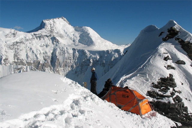 Экспедиция АК МАИ "Пик Коммунизма: возвращение на юго-западную стену" -- несколько слов о волейболе и загадочной банке (Альпинизм, юго-западная стена, альпклуб маи, маршрут непомнящего)