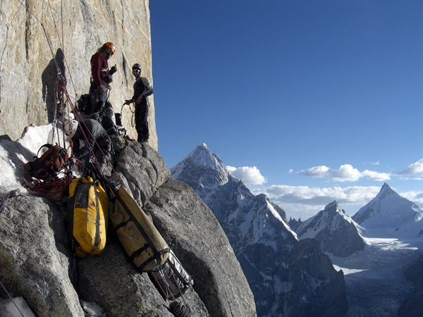 Свободное лазанье в Пакистане. В долине Чаракуза зажигала бельгийско-польская команда (Альпинизм, charakusa, пустельник, фаврессе, экспедиции)