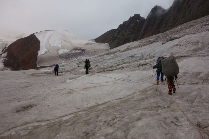 Сказ о том, как мы открыли самый восточный шеститысячник Заалайского хребта :, Альпинизм, экспедиция маи "заалай-2013", курумды, заря востока, пик эйлера, перевал черная осыпь, перевал верхний нура, перевал предвершинный)