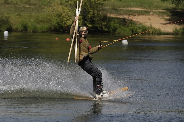 SCHICK WAKE Contest выиграл "Итальянский партизан" на лыжах (Вода)