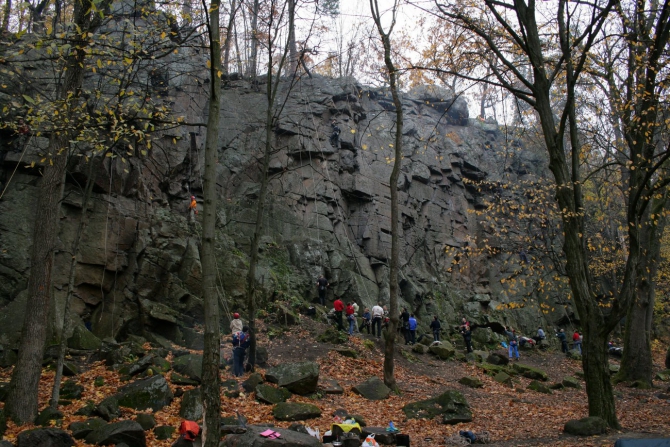 Чем отличаются реальные скалы от фанерных? (Альпинизм, безопасность)