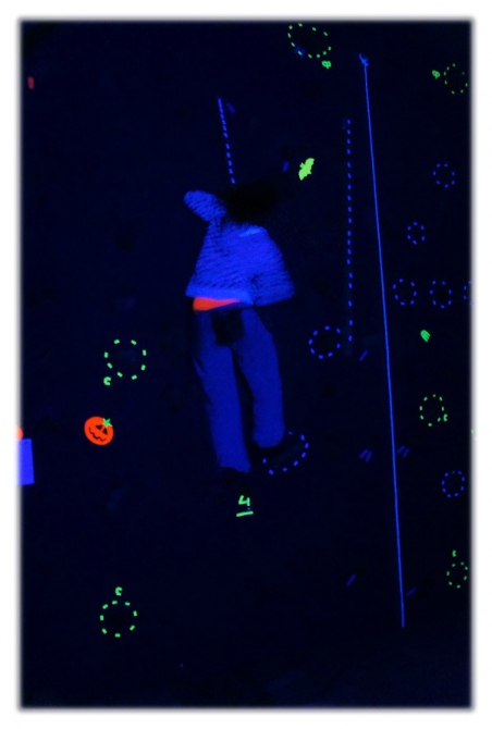 А вы как отмечаете праздники на скалодроме?! Королёвский Halloween при свете дисколамп! (Скалолазание, соревнования, скалолазание)