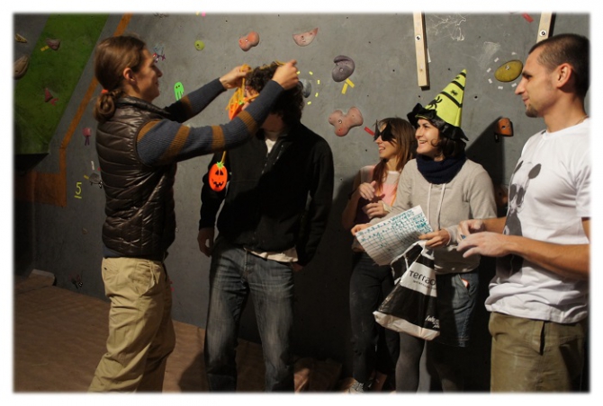 А вы как отмечаете праздники на скалодроме?! Королёвский Halloween при свете дисколамп! (Скалолазание, соревнования, скалолазание)