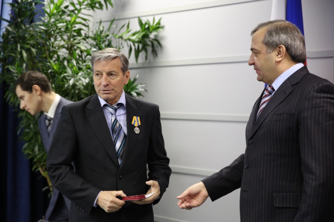 Глава МЧС России наградил ведомственными медалями ликвидаторов спитакского землетрясения (Альпинизм, фар, кавуненко, душарин, швырев)