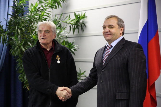 Глава МЧС России наградил ведомственными медалями ликвидаторов спитакского землетрясения (Альпинизм, фар, кавуненко, душарин, швырев)