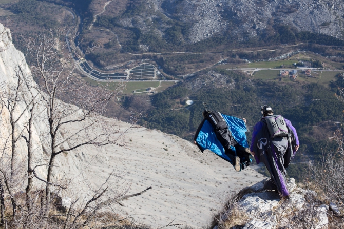 Пролет в вингсьюте на скорости 160км/ч через скальные ворота! (BASE, base jumping, бейсджампинг, wingsuit, доломиты, сас пордои, проксимити, proximity)