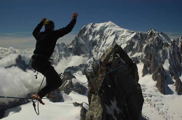 Баланс на 4013 метрах высоты. Прохождение slackline между двумя вершинами на Зубе Гиганта. (альпы, шамони)
