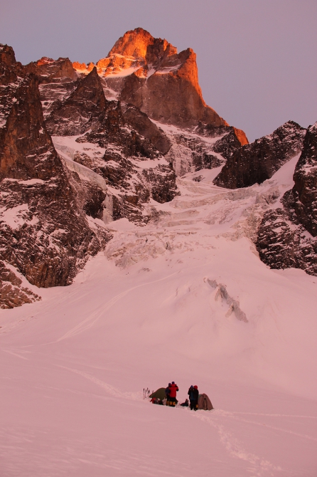ПРИКЛЮЧЕНИЯ НА ЗИМНЕЙ УШБЕ (Альпинизм, ушба зима, столб ушбы)