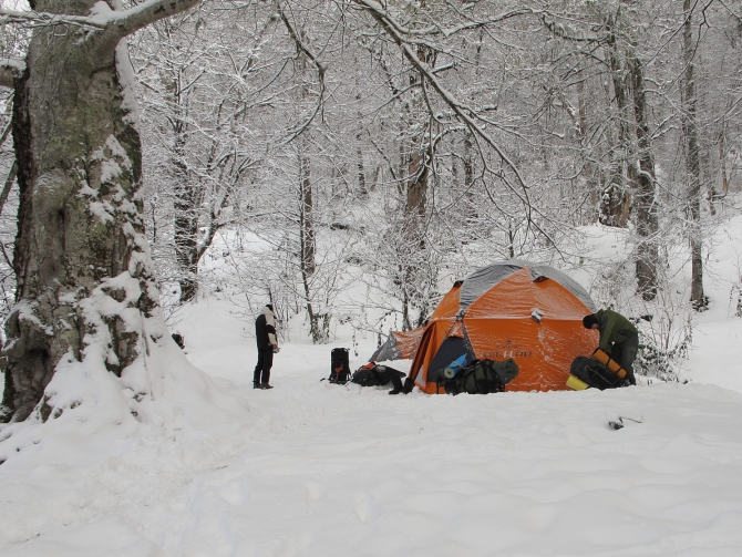 Приключения спелеологов в пещере Снежная. (Спелеология, абхазия., метрострой, подземная река, бзыбский, спелеологи, кс мгу, пещера, путешествие, олимпиада, экспедиции)