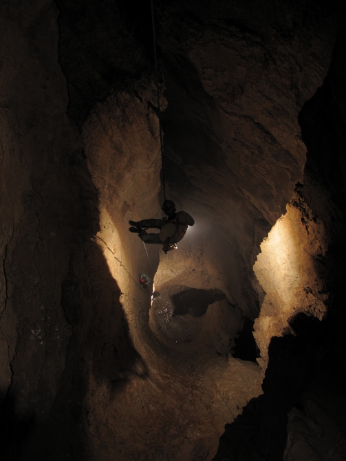 Приключения спелеологов в пещере Снежная. (Спелеология, абхазия., метрострой, подземная река, бзыбский, спелеологи, кс мгу, пещера, путешествие, олимпиада, экспедиции)