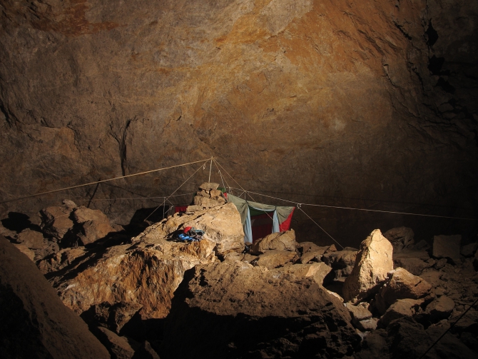 Приключения спелеологов в пещере Снежная. (Спелеология, абхазия., метрострой, подземная река, бзыбский, спелеологи, кс мгу, пещера, путешествие, олимпиада, экспедиции)
