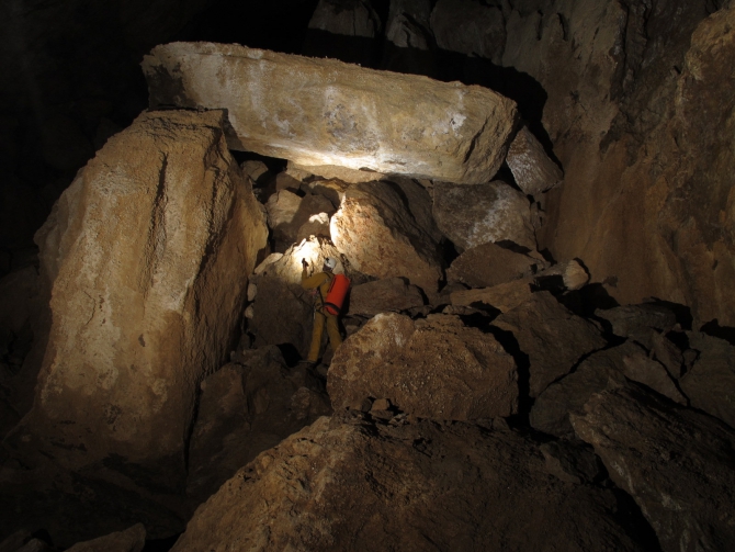 Приключения спелеологов в пещере Снежная. (Спелеология, абхазия., метрострой, подземная река, бзыбский, спелеологи, кс мгу, пещера, путешествие, олимпиада, экспедиции)
