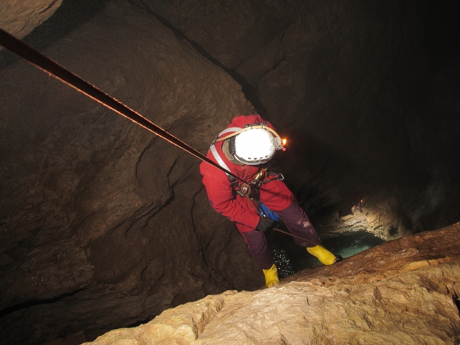 Приключения спелеологов в пещере Снежная. (Спелеология, абхазия., метрострой, подземная река, бзыбский, спелеологи, кс мгу, пещера, путешествие, олимпиада, экспедиции)