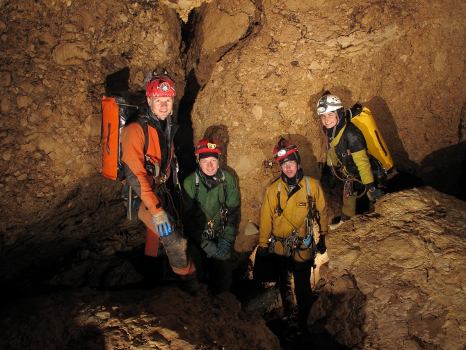 Приключения спелеологов в пещере Снежная. (Спелеология, абхазия., метрострой, подземная река, бзыбский, спелеологи, кс мгу, пещера, путешествие, олимпиада, экспедиции)