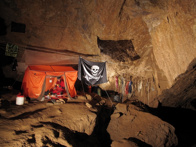 Приключения спелеологов в пещере Снежная. (Спелеология, абхазия., метрострой, подземная река, бзыбский, спелеологи, кс мгу, пещера, путешествие, олимпиада, экспедиции)