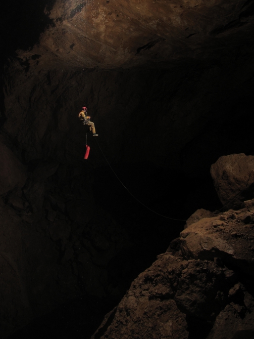 Приключения спелеологов в пещере Снежная. (Спелеология, абхазия., метрострой, подземная река, бзыбский, спелеологи, кс мгу, пещера, путешествие, олимпиада, экспедиции)