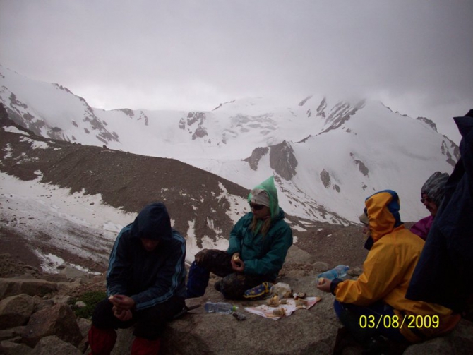 Впереди горы. Рассказ о горном походе II к.с. по Заилийскому Алатау . Перевал Памяти Друзей. (Горный туризм, заилийский алатау . перевал памяти друзей.)