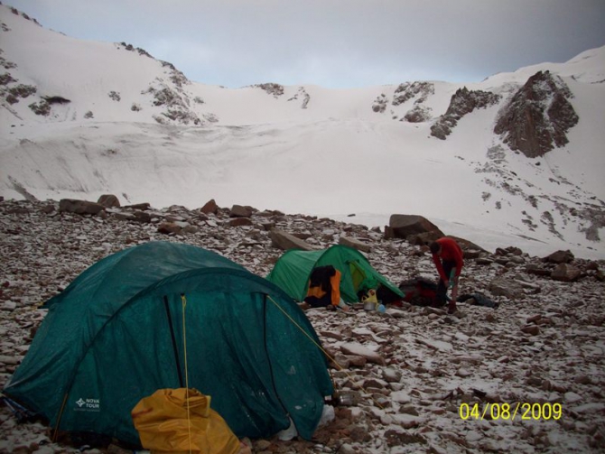 Впереди горы. Рассказ о горном походе II к.с. по Заилийскому Алатау . Перевал Памяти Друзей. (Горный туризм, заилийский алатау . перевал памяти друзей.)