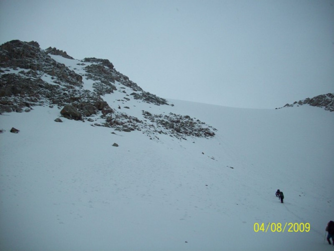 Впереди горы. Рассказ о горном походе II к.с. по Заилийскому Алатау . Перевал Памяти Друзей. (Горный туризм, заилийский алатау . перевал памяти друзей.)
