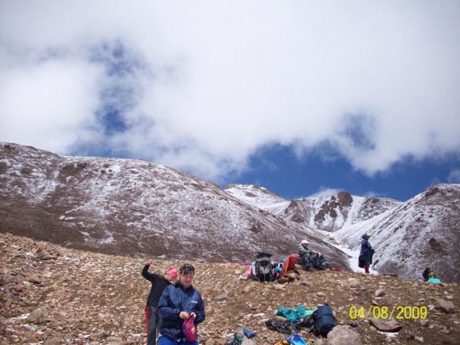 Впереди горы. Рассказ о горном походе II к.с. по Заилийскому Алатау . Перевал Памяти Друзей. (Горный туризм, заилийский алатау . перевал памяти друзей.)