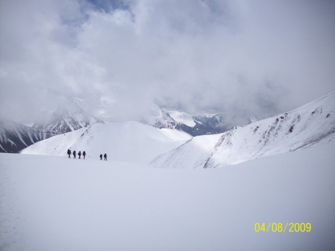 Впереди горы. Рассказ о горном походе II к.с. по Заилийскому Алатау . Перевал Памяти Друзей. (Горный туризм, заилийский алатау . перевал памяти друзей.)