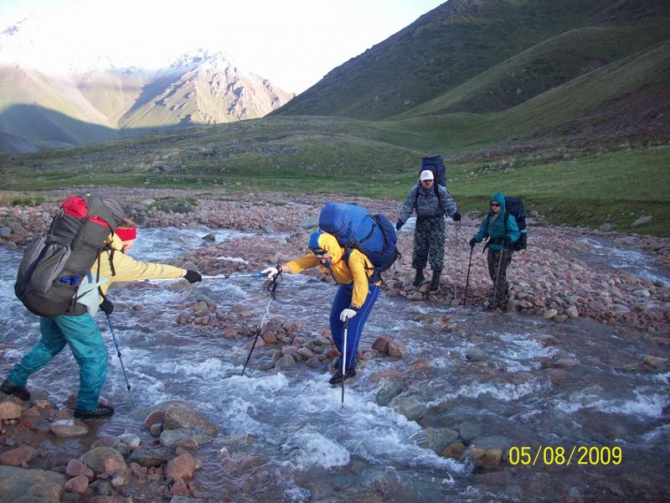 Впереди горы. Рассказ о горном походе II к.с. по Заилийскому Алатау . Перевал Памяти Друзей. (Горный туризм, заилийский алатау . перевал памяти друзей.)