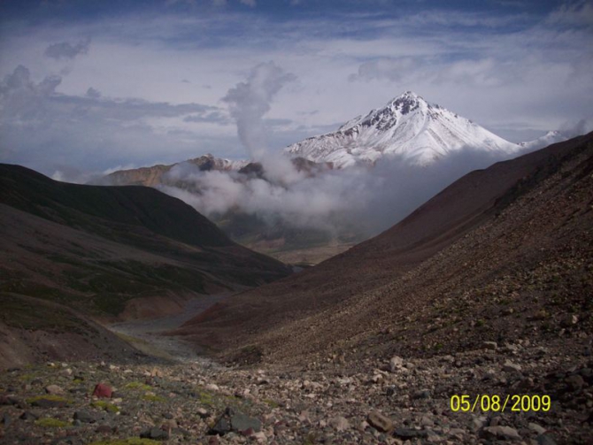 Впереди горы. Рассказ о горном походе II к.с. по Заилийскому Алатау . Перевал Памяти Друзей. (Горный туризм, заилийский алатау . перевал памяти друзей.)