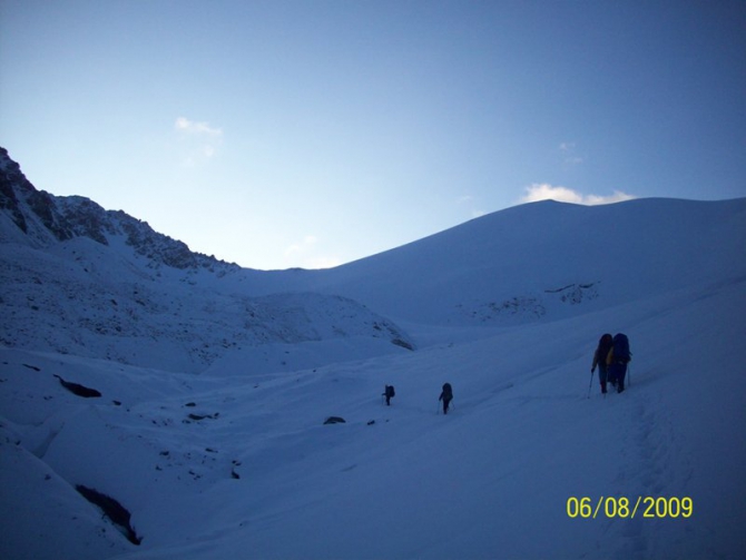 Впереди горы. Рассказ о горном походе II к.с. по Заилийскому Алатау . Перевал Памяти Друзей. (Горный туризм, заилийский алатау . перевал памяти друзей.)