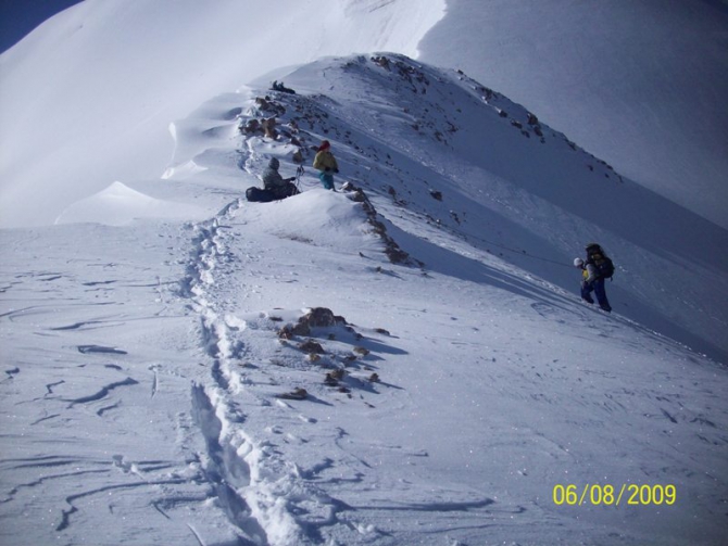 Впереди горы. Рассказ о горном походе II к.с. по Заилийскому Алатау . Перевал Памяти Друзей. (Горный туризм, заилийский алатау . перевал памяти друзей.)