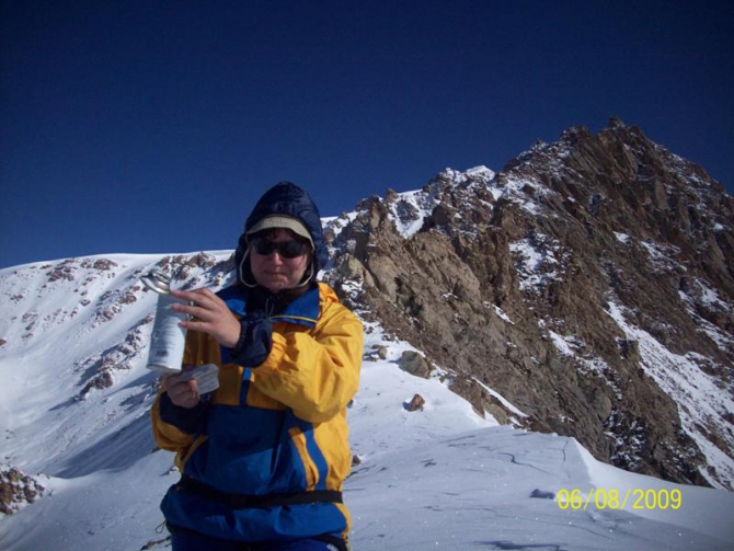 Впереди горы. Рассказ о горном походе II к.с. по Заилийскому Алатау . Перевал Памяти Друзей. (Горный туризм, заилийский алатау . перевал памяти друзей.)