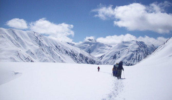 Впереди горы. Рассказ о горном походе II к.с. по Заилийскому Алатау . Перевал Памяти Друзей. (Горный туризм, заилийский алатау . перевал памяти друзей.)