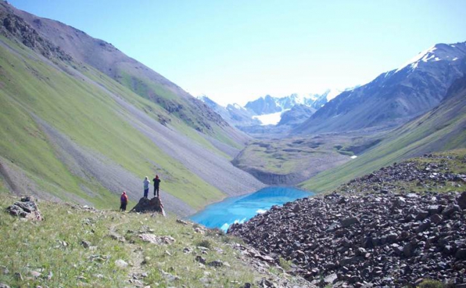 Впереди горы. Рассказ о горном походе II к.с. по Заилийскому Алатау . Перевал Памяти Друзей. (Горный туризм, заилийский алатау . перевал памяти друзей.)