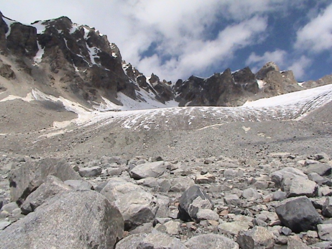 Впереди горы. Рассказ о горном походе II к.с. по Заилийскому Алатау . Перевал Памяти Друзей. (Горный туризм, заилийский алатау . перевал памяти друзей.)