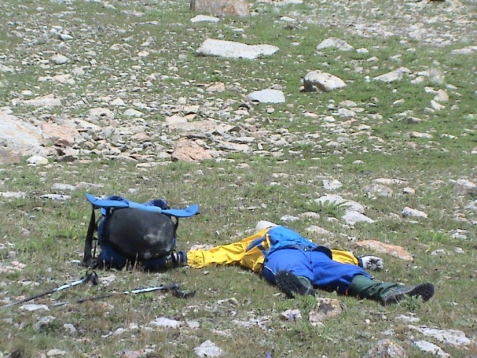 Впереди горы. Рассказ о горном походе II к.с. по Заилийскому Алатау . Перевал Памяти Друзей. (Горный туризм, заилийский алатау . перевал памяти друзей.)