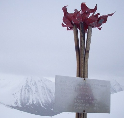 Впереди горы. Рассказ о горном походе II к.с. по Заилийскому Алатау . Перевал Памяти Друзей. (Горный туризм, заилийский алатау . перевал памяти друзей.)