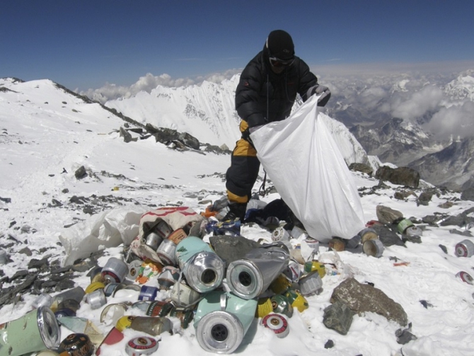 Покорителей Эвереста обязали выносить чужой мусор (Альпинизм, депозит, экология)