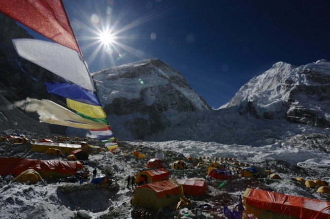 Непал планирует обязать иностранных альпинистов подниматься на Эверест с местным гидом (правила)
