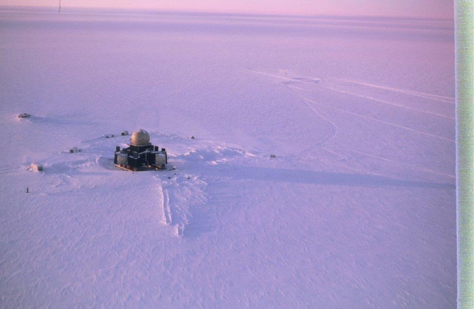 Транс-Гренландская Экспедиция! В 2 утра по Гренландскому времени (7мая) ребята достигли станции DYE-2 (Альпинизм, семенов в., чижик д., тимошенов а., издательство самовар, «лаборатория микроприборов», relieff, sub food, skycountry, valery-semenov.ru, нпф баск, турклуб маи, кайт, гренландия)