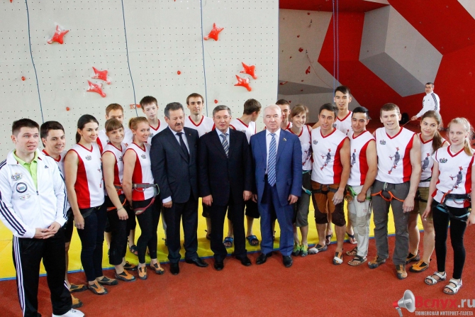 1300 квадратных метров, у кого больше? Открылся манеж в Тюмени! (Скалолазание)